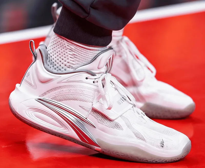 开云服务-麦康奈尔穿着安踏KAI1，替补贡献23分8助攻4抢断