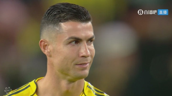开云中国-整无语了！胜利门将出击离谱失误致丢球，C罗无奈摇头苦笑