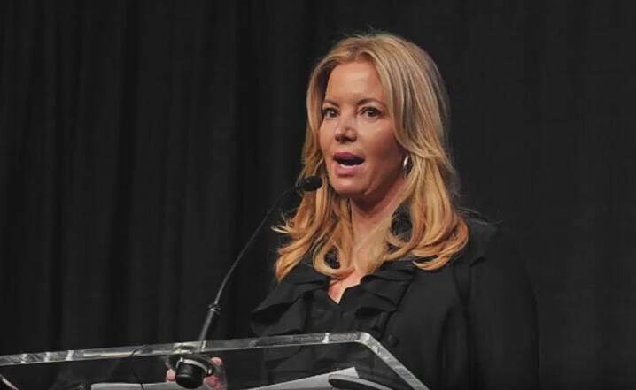 开云服务-媒体人谈巴斯家族内斗：现在体育世界的宫廷戏 反映的都是人性