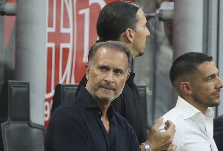 开云体育-迪马：米兰老板卡迪纳莱今日探班球队，与球员、阿莱格里见面拥抱