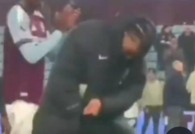 kaiyun-首回合维拉球员在蓝桥庆祝，古斯托今天做出同款动作“报仇”