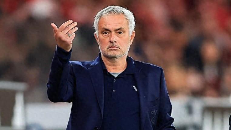 开云体育-穆里尼奥怒斥VAR漏判点球，随后却公开道歉