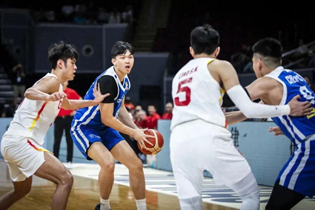 开云服务-中国男篮两连胜背后：张镇麟表现低迷，国家队之路堪忧