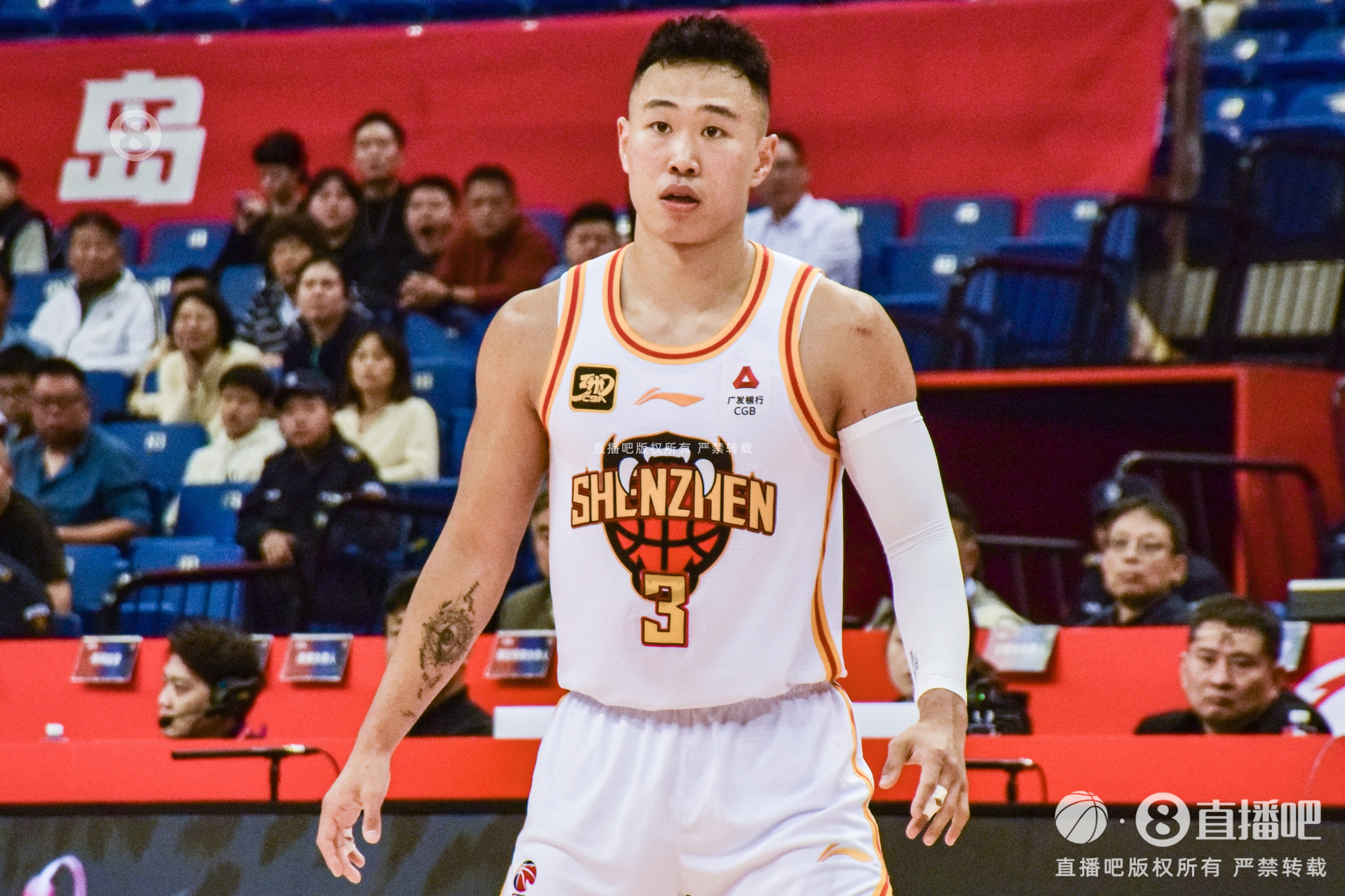 开云服务-双枪！贺希宁半场13中6砍14分 史密斯半场9中5砍18分&amp;第二节15分